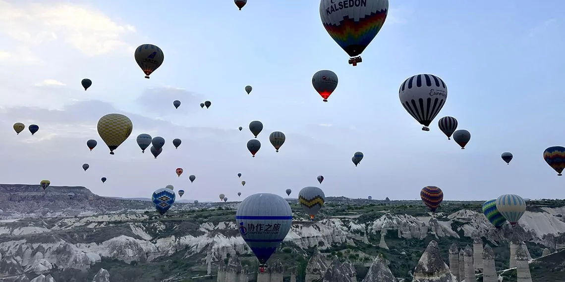 Kapadokya'da balonlar türk bayraklarıyla havalandı