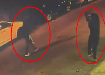 Kar maskeli 2 kişi, kahvehaneye girip tüfeklerle ateş açtı