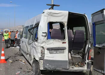Kayseri'de kamyon servis minibüslerine çarptı: 10 işçi yaralı