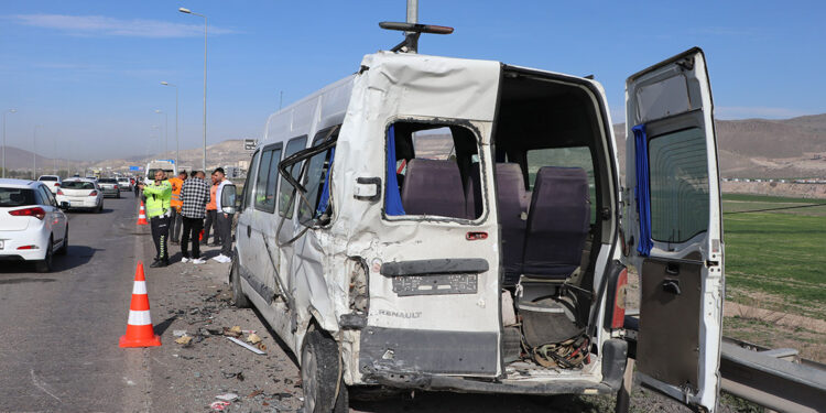 Kayseri'de kamyon servis minibüslerine çarptı: 10 işçi yaralı