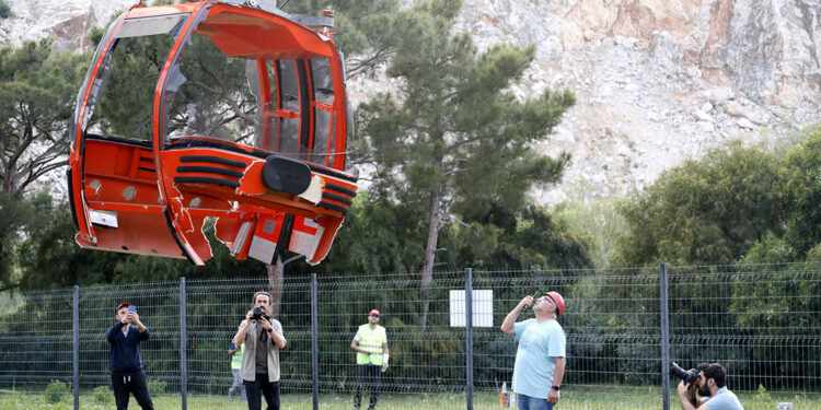 Kazanın yaşandığı teleferiğin 36 kabini yere indirildi