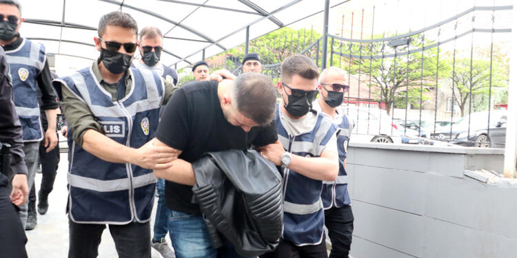 Kelime-i Tevhid bayrağını almaya çalışan şüpheli tutuklandı