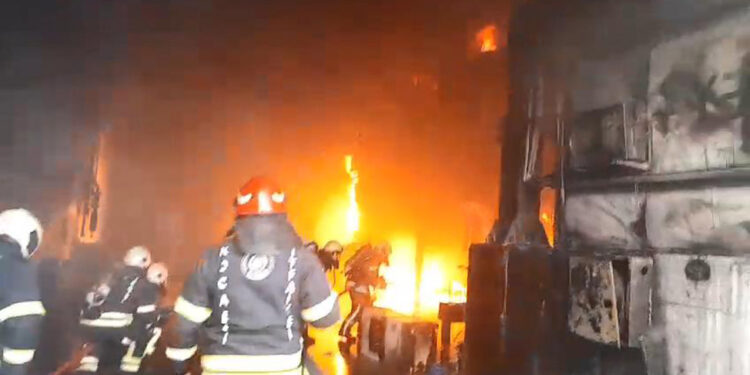 Kocaeli'de madeni yağ fabrikasında yangın