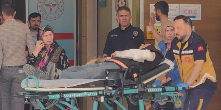 Kolunu su dolum makinesine sıkıştıran işçi yaralandı