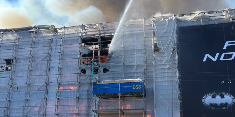 Kopenhag'daki tarihi borsa binasında yangın