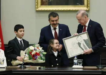 Küçük buğlem, erdoğan'a annesi ile resmini hediye etti