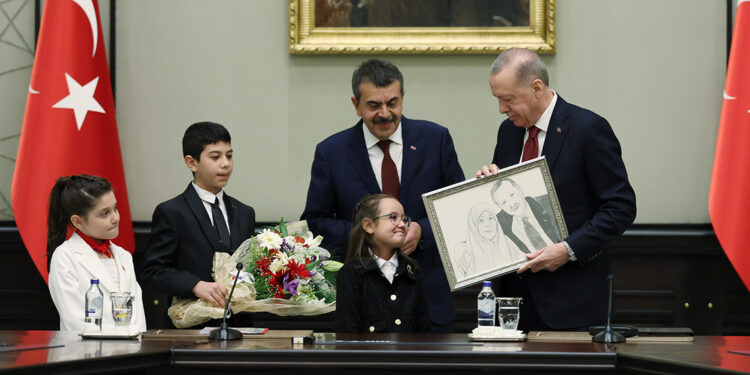 Küçük Buğlem, Erdoğan'a annesi ile resmini hediye etti