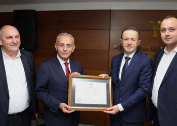 Küçükçekmece Belediye Başkanı Kemal Çebi, mazbatasını aldı