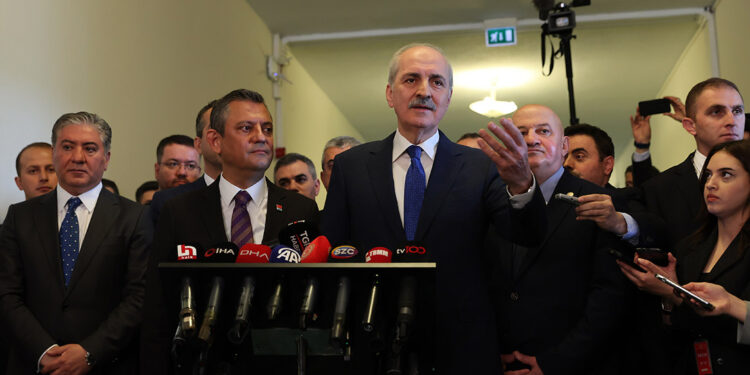 Kurtulmuş'tan Özgür Özel ile yeni Anayasa görüşmesi