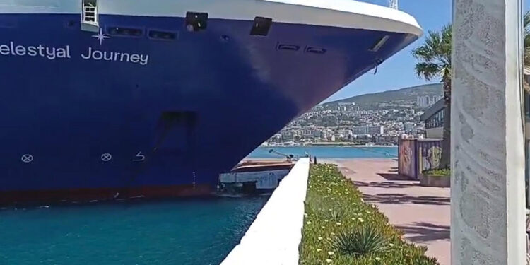 Kuşadası'nda kruvaziyer iskeleye çarptı