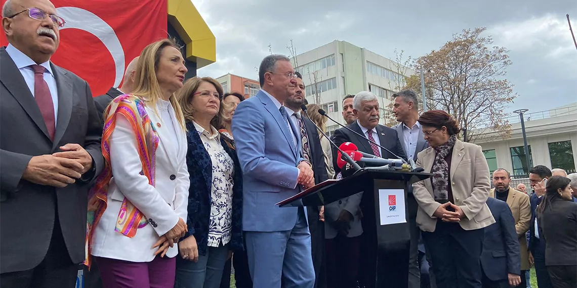 Cumhuriyet halk partisi hatay büyükşehir belediye başkan adayı lütfü savaş ysk önünde açıklama yaptı.