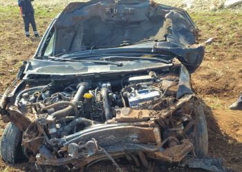 Lastiği patlayan otomobil şarampole devrildi: 2 yaralı