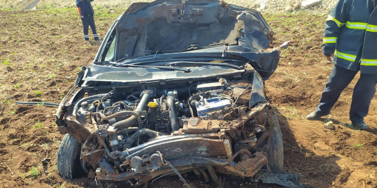 Lastiği patlayan otomobil şarampole devrildi: 2 yaralı