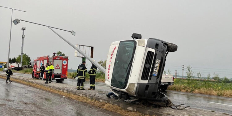 Lastiği patlayan servis minibüsü devrildi: 7 yaralı