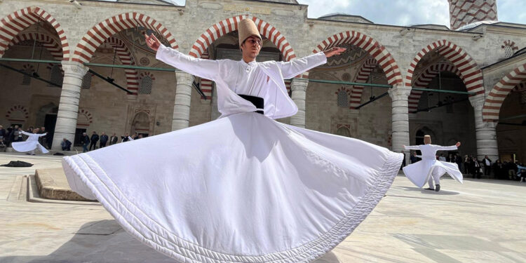 Lise öğrencilerinden cami avlusunda sema gösterisi