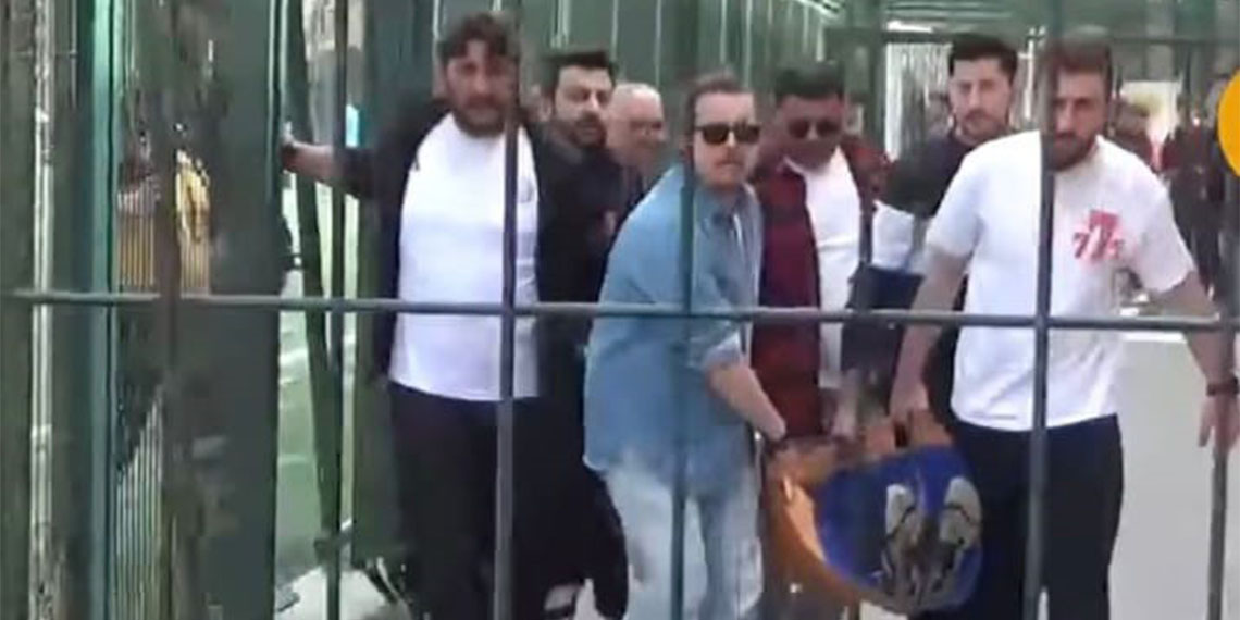 Bursa’nın Gemlik ilçesindeki maç sonrası kavgada dili boğazına kaçan antrenöre teknik ekip müdahale etti.