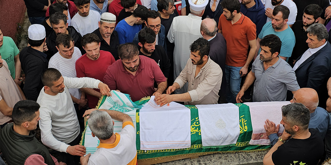 Zonguldak’ta, maden ocağında, maden işçisi Soner Korkut'un (25), 700 liralık kaçak akım rölesi olmadığı için ölmüş.