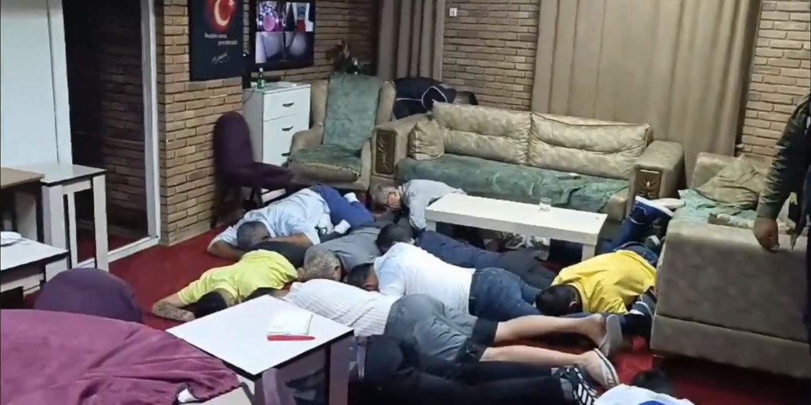 İçişleri Bakanı Ali Yerlikaya, 6 ilde düzenlenen Mahzen-35 operasyonlarında 6 ayrı organize suç örgütünün çökertildiğini ve 46 şüphelinin yakalandığını duyurdu.