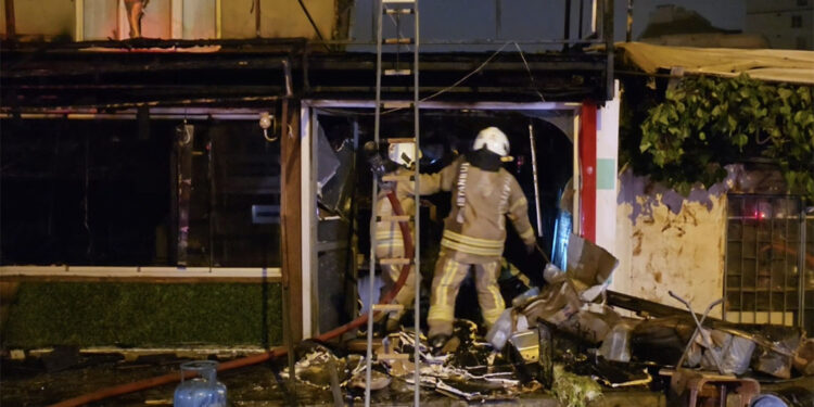 Maltepe'de restoranda başlayan yangın otomobile sıçradı