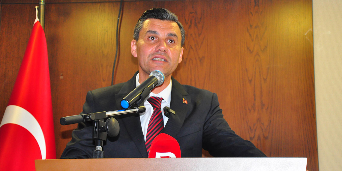 Cumhuriyet Halk Partisi'nden (CHP) Manisa Büyükşehir Belediye Başkanı seçilen Ferdi Zeyrek mazbatasını aldı.