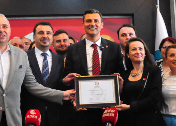 Manisa Büyükşehir Belediye Başkanı Ferdi Zeyrek mazbatasını aldı