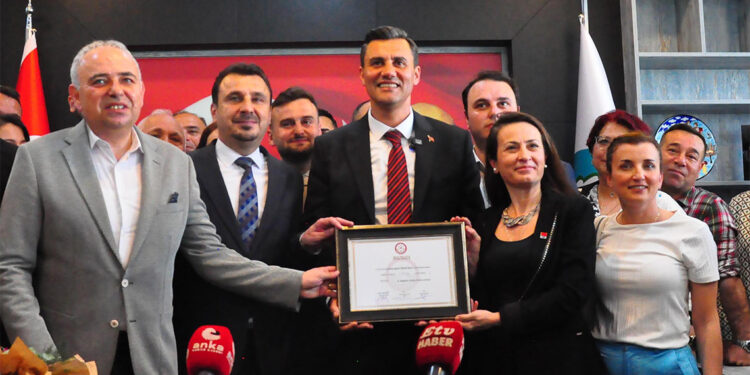 Manisa Büyükşehir Belediye Başkanı Ferdi Zeyrek mazbatasını aldı