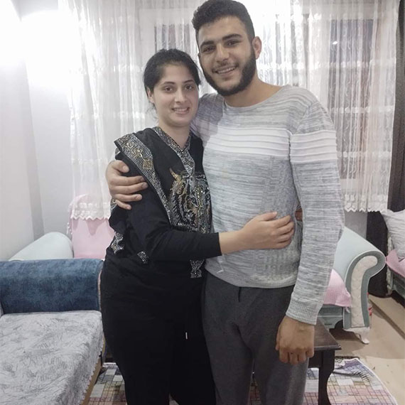 Manisa’nın Alaşehir ilçesinde psikolojik sorunları nedeniyle tedavi gördüğü belirtilen Hamza Demirkıran eşini av tüfeğiyle öldürdükten sonra intihar etti.