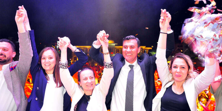 Manisa'da CHP'li Ferdi Zeyrek başkan oldu