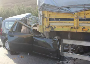 Manisa'da hafif ticari araç tir'a arkadan çarptı; 3 ölü
