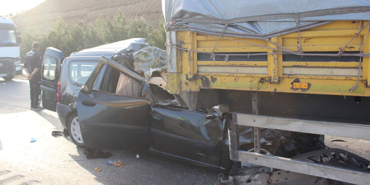 Manisa'da hafif ticari araç TIR'a arkadan çarptı; 3 ölü