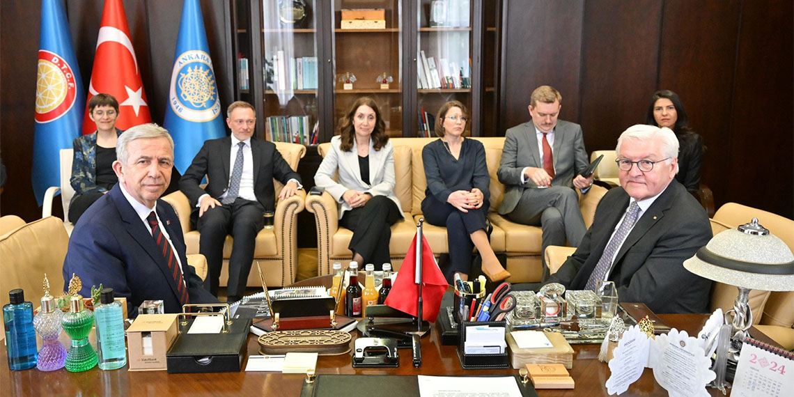 Ankara Büyükşehir Belediye Başkanı Mansur Yavaş Steinmeier ile görüştü.