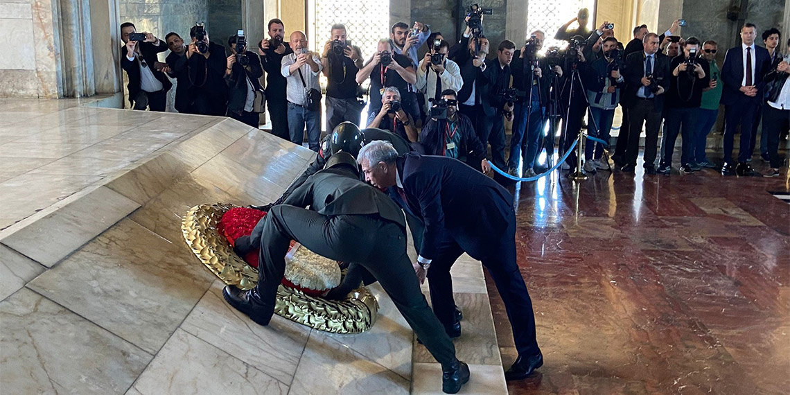 Ankara Büyükşehir Belediye Başkanı Mansur Yavaş 16 ilçe belediye başkanı ile Anıtkabir'i ziyaret etti.