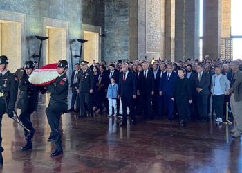 Mansur Yavaş 16 ilçe belediye başkanı ile Anıtkabir'i ziyaret etti
