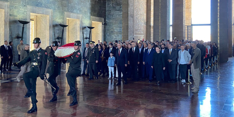 Mansur Yavaş 16 ilçe belediye başkanı ile Anıtkabir'i ziyaret etti