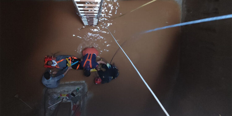 Mardin'de su kuyusuna düşen işçi yaralandı