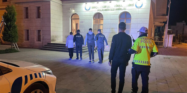 Motosiklet üzerinde hız ve akrobatik hareket yapan sürücülere ceza