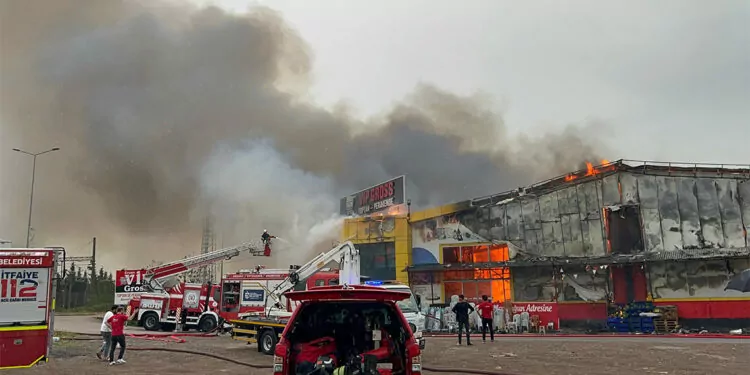 Markette çıkan yangın, belediyenin sosyal tesisine sıçradı
