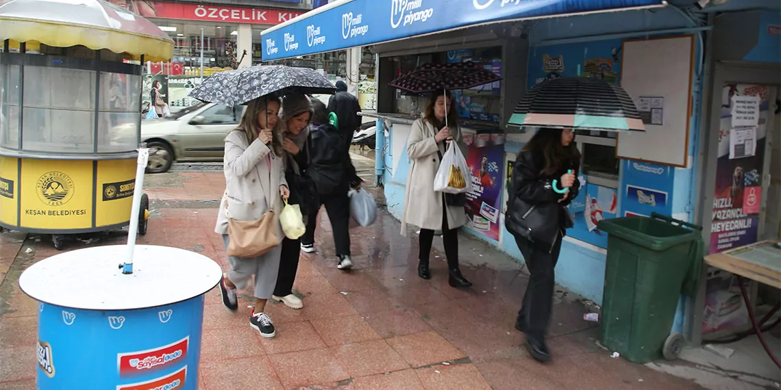 Meteoroloji genel müdürlüğü (mgm), marmara ve ege bölgesi için çok kuvvetli yağış uyarısı yaptı.