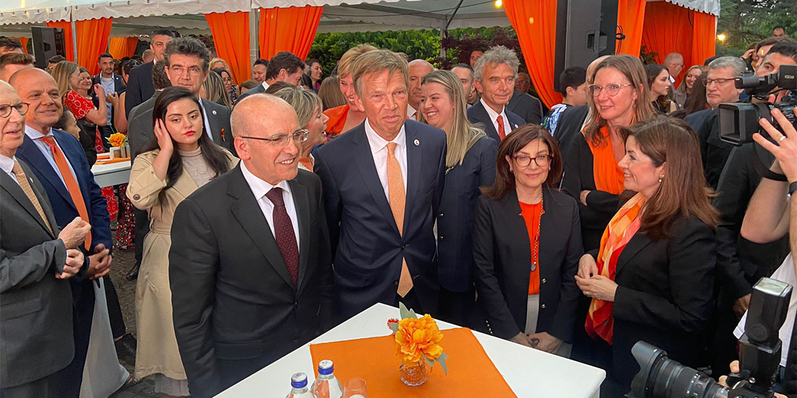 Hazine ve Maliye Bakanı Mehmet Şimşek, Hollanda ve Türkiye arasındaki ticaret hacminin son 20 yılda 5.5 kat arttığını ve uluslararası doğrudan yatırımlarda Hollanda'nın Türkiye'deki 1 numaralı ülke olduğunu söyledi.