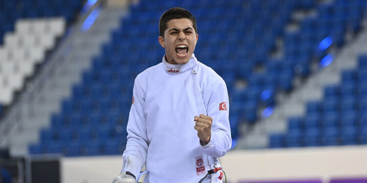 Milli eskrimci Doruk Erolçevik dünya şampiyonu oldu