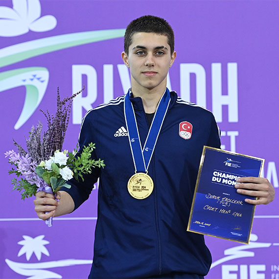 Gençler ve Yıldızlar Eskrim Dünya Şampiyonası’nda mücadele eden milli eskrimci Doruk Erolçevik, Mısırlı rakibi Eslam Osama'yı 15-13 mağlup ederek dünya şampiyonu oldu.