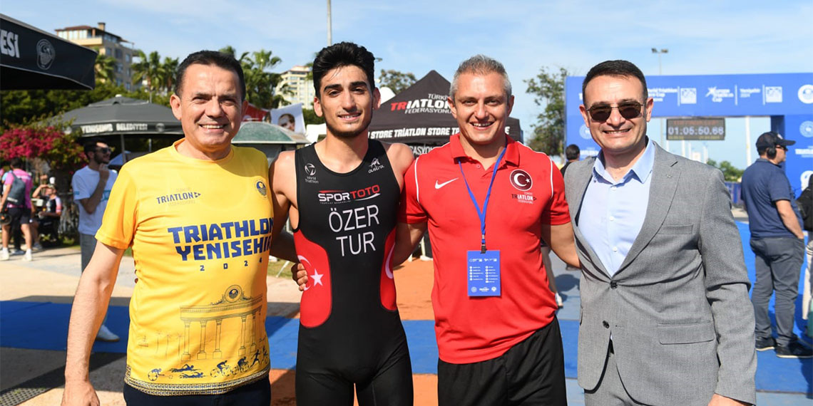 Dünya Paratrialon Kupası ve Avrupa Triatlon Gençler Kupası'nda milli paratriatloncu Uğurcan Özer dünya şampiyonu oldu.