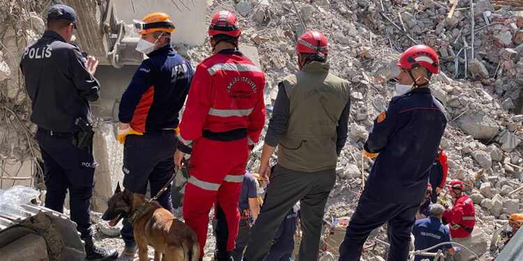 Ankara'da moloz kaldırma çalışmalarında 1 işçi göçük altında kaldı