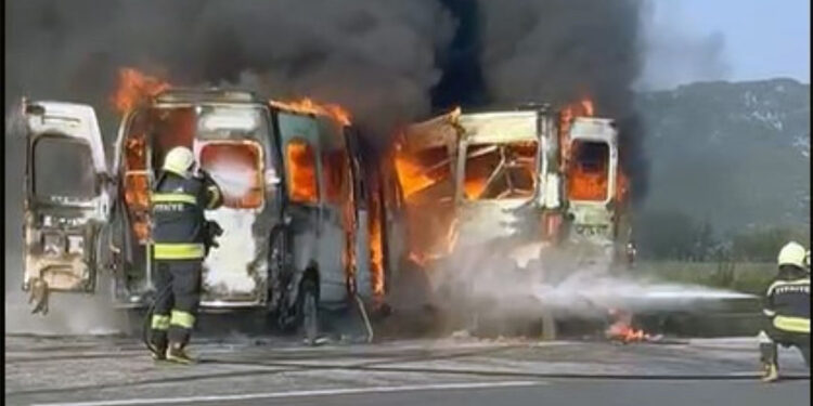 Çarpışan 2 minibüs alev alev yandı; 14 yaralı