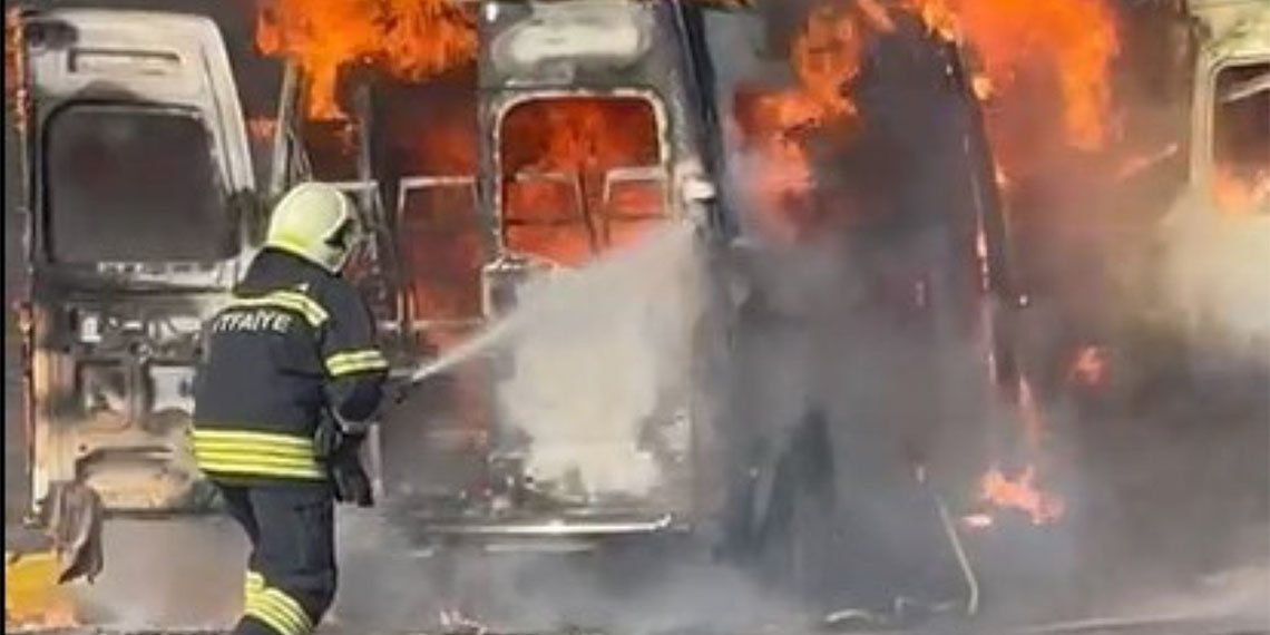 Muğla'nın Milas ilçesinde, servis minibüsü ile kapalı kasa minibüsün çarpışması sonucu iki araçta da yangın çıktı, çarpışan 2 minibüsün alev alev yanması kameraya kaydedildi.