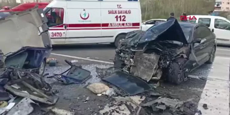 Malatya'da 2 otomobil kafa kafaya çarpıştı: 3 ölü, 5 yaralı