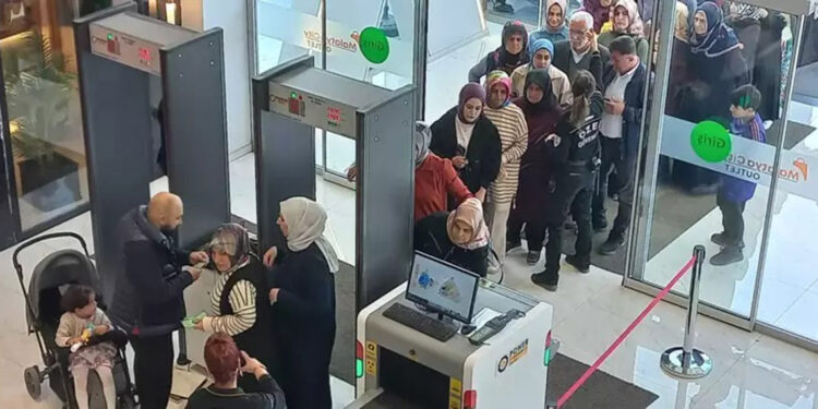 Malatya'da 200 TL'lik hediye çeki kuyruğu