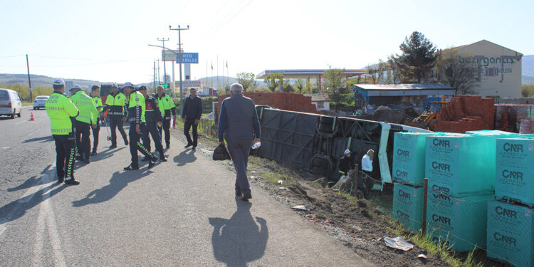 Malatya'da yolcu otobüsü devrildi; 1'i ağır 22 yaralı