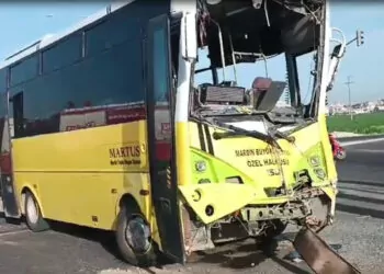 Mardin'de midibüs ile tir çarpıştı: 18 yaralı