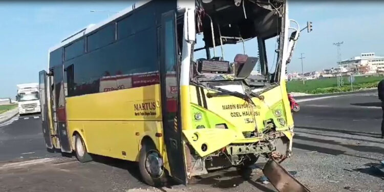 Mardin'de midibüs ile TIR çarpıştı: 18 yaralı